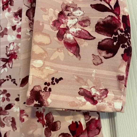 Talbots floral boat-neck folded collar top. Very nice colors. 3/4 sleeves. SZ M. - Picture 4 of 9